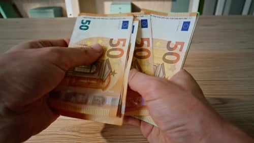 Las manos de un financiero cuentan los billetes en euros en la mesa Primer plano de un empresario desconocido