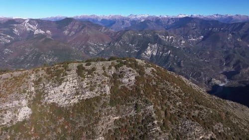 Vista desde un ángulo alto del monte Brune en los Alpes Marítimos de Francia