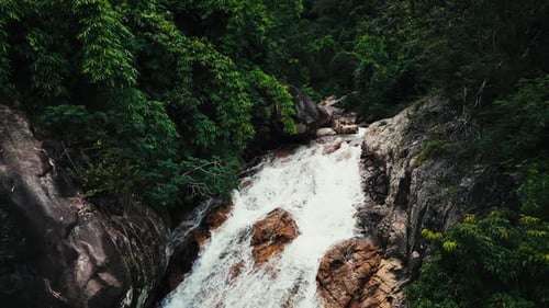 Incroyable cascade magnifique au Vietnam, des chutes d'eau tombent à la surface de l'eau, d'énormes pierres