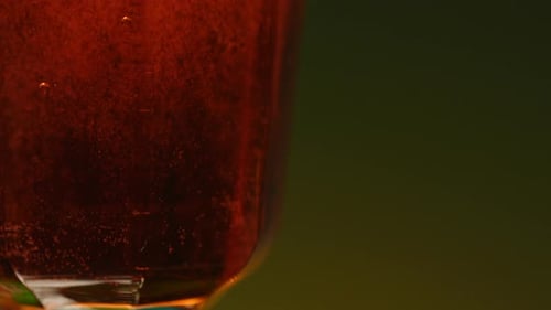 Nahaufnahme eines alkoholischen Getränks in transparentem Glas Stockclip Alkoholgetränk isoliert auf einem