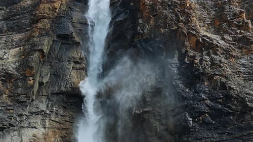 Riesiger Wasserfall, der über Klippen stürzt, langsamer Abwärtspfad