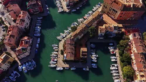 Boote reihten sich im Kanalgebiet Spaniens mit Gebäuden in der Nähe auf