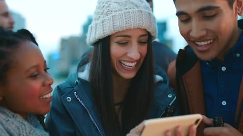 Amigos o grupo de personas por teléfono, felices y diversos recorren el álbum de fotos digital