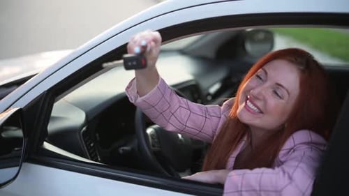 Mulher motorista feliz