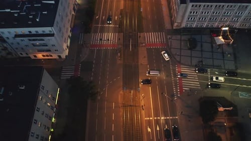 Cinématographique vue filmée par Drone d'un carrefour routier avec circulation automobile la nuit