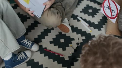Profesor enseña reglas de tráfico sin bicicletas a señalizar en clase