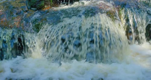 Mountain Fast River Schnelle Wasserfallströmung an einem sonnigen Sommertag