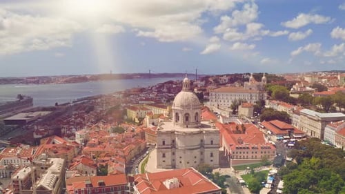 Vue aérienne du Panthéon national de Lisbonne s'élevant au-dessus du quartier d'Alfama, bord de mer ensoleillé du Tage