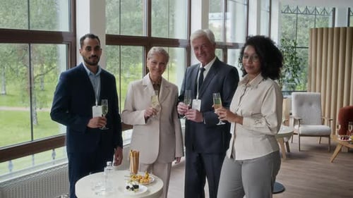 Retrato grupal de personas diversas en un evento empresarial