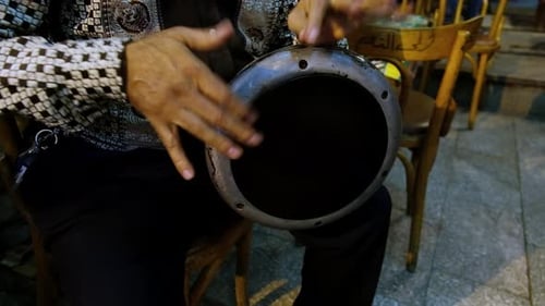 Mann spielt Kelchtrommel