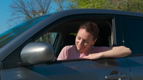 Mujer con tela dentro de un auto nuevo