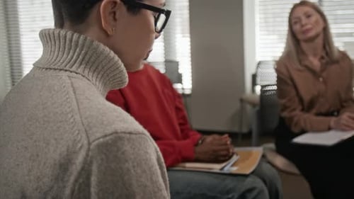 Femme adulte en gros plan parlant dans un groupe de soutien