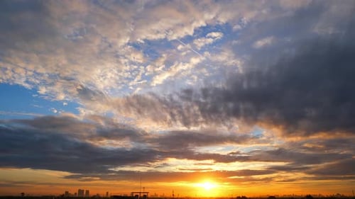 La vidéo en timelapse capture un ciel envoûtant au coucher du soleil, des séquences en time-lapse.