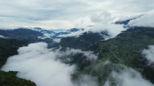 Fondo aéreo de nubes sobre las montañas. Zumbido vuela muy por encima de las nubes en las montañas