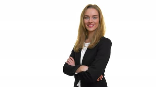 Femme d'Entreprise recherchant une caméra. Beaucoup d'espace de copie autour.