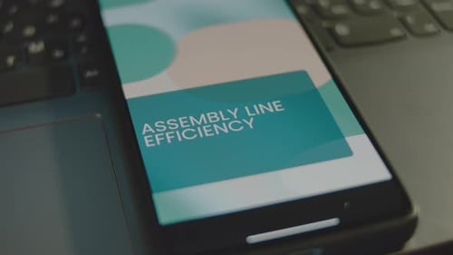 Inscripción sobre la eficiencia de la línea de ensamblaje en la pantalla del teléfono inteligente, presentación gráfica con colores en movimiento