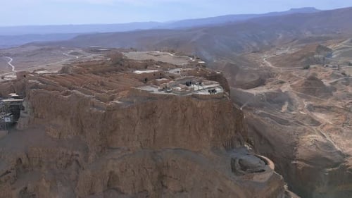 Vue aérienne du parc national de Massada dans le désert de Judée