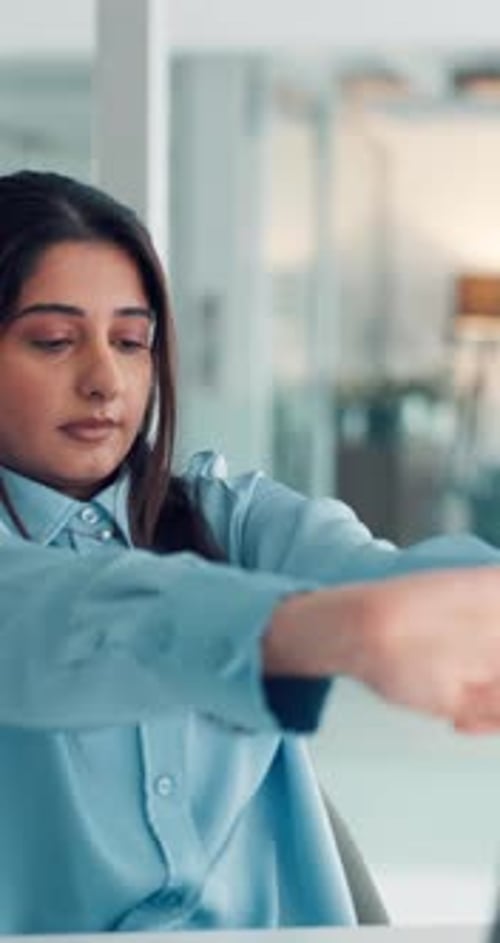 Étirement, prêt à l'emploi et ordinateur portable avec une femme d'affaires au bureau pour plus de productivité