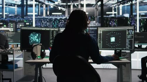 Un experto en sala de servidores interpreta gráficos de análisis de datos de IA y se pone auriculares