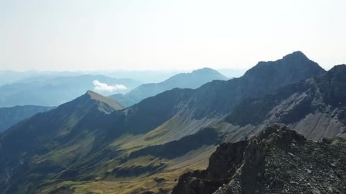 Vue en orbite avec un drone du panorama de la montagne Pizol dévoilant des sommets majestueux et des nuages sereins