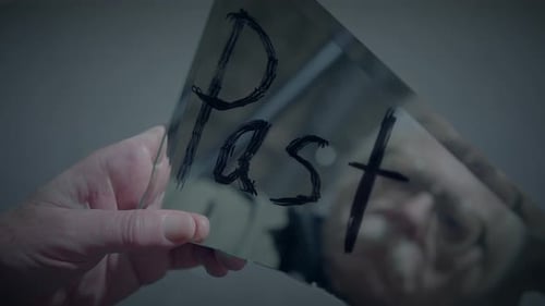 Pobre vagabundo encuentra un espejo roto pensando en el pasado y el futuro