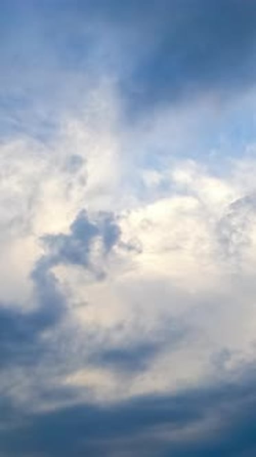 Fantastisch schöne Wolken, die sich schnell verwandeln. Akkumulierende Wolkenlandschaft am strahlend blauen Himmel
.