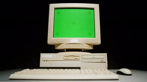 PC retro con clave cromática, pantalla verde, estudio de computadora antiguo, primer plano, escritorio, pantalla de onda retro vintage