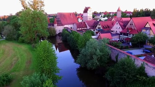 un Zumbido sobrevuela el río a lo largo de la muralla del casco antiguo y la vista aérea del parque