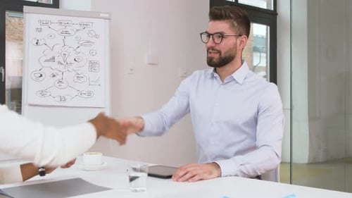 Empleado indio entrevistado por el gerente de recursos humanos en el concepto de contratación de trabajo en la oficina