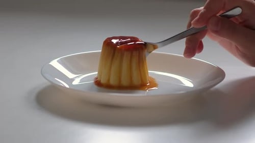 Köstliches Puddingdessert, serviert in Zeitlupen-Geleekuchen 4k