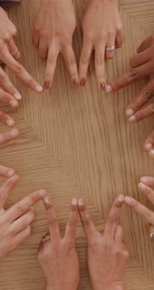 Bei Star drängen sich Hände, Unternehmen und Menschen zu Teamwork, Absprache und Partnerschaft zusammen