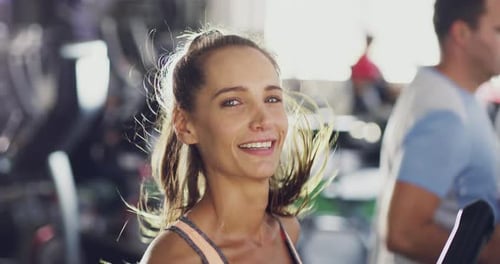 Mulher em forma, ativa e atlética correndo na esteira de ginástica no centro de bem-estar para exercícios de rotina