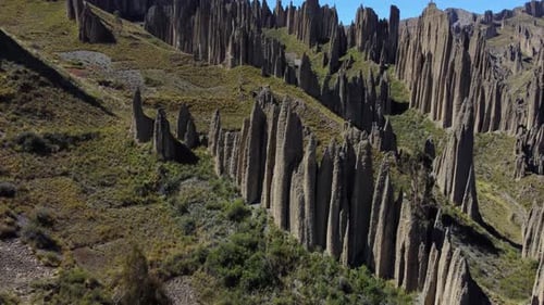 Des flèches de roches sédimentaires sauvages érodées par le vent et la pluie dans les Andes boliviennes