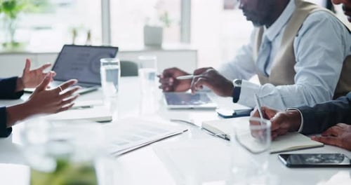 Empresarios, manos y tableta para reuniones, trabajo en equipo para comunicación en línea