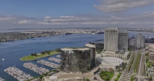 Vista aérea de la marina, veleros y paisaje urbano del centro en un día soleado