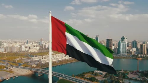 Vídeo aéreo sobre a cidade de Sajara e a bandeira do país