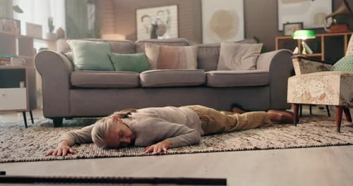 Maison, femme âgée et évanouissement sur le sol avec une canne, accident et décès dans le salon