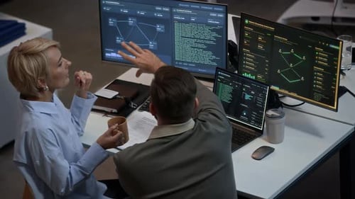 Netzwerkingenieure überwachen Cybersicherheitssoftware auf Computern im Büro