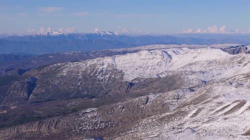 Vue aérienne du terrain recouvert de neige et de rochers, ciel dégagé à Zagori