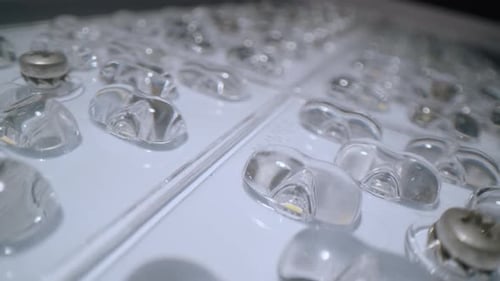 Leuchtdioden in einer leistungsstarken LED-Lampe im dunklen Studio