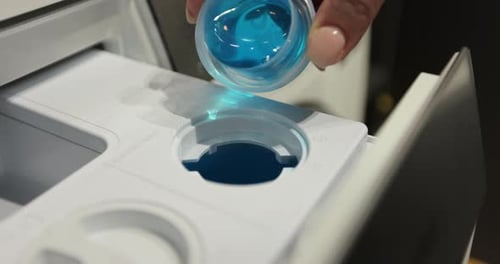 Verse la quantité nécessaire de détergent liquide dans le compartiment de lavage de la machine à laver