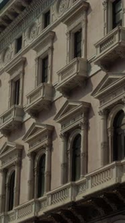 Ventanas y balcones históricos en el centro de Milán