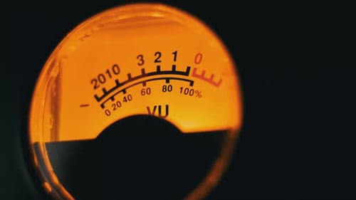 Indicador de seta analógico vintage do nível do sinal sonoro com luz de fundo amarela