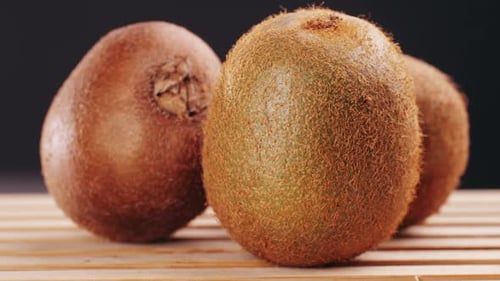 Frische Kiwi-Nahaufnahme von Kiwischeiben, frische und gesunde Früchte, Vitamin C