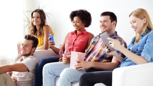 Concept d'amitié, de technologie, de personnes et de divertissement - Des amis heureux avec une tablette PC