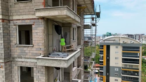 Construcción de fachadas de varios pisos con vista aérea a lo largo del Mediterráneo