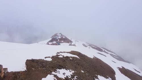 Vue aérienne sur le versant du mont au printemps