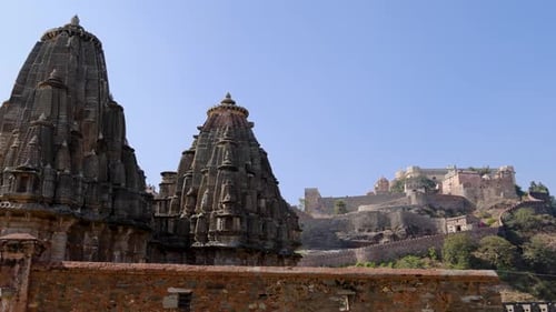 ancien dôme d'un temple, architecture unique avec vue sur le fort historique le jour, la vidéo est prise à Kumbhal f