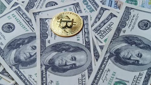 Closeup de bitcoins e notas de dólar destacando as tendências de investimento em blockchain
