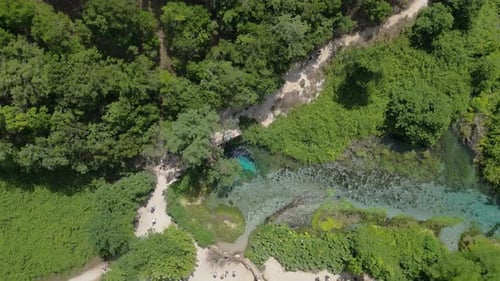 Aufnahmen von oben nach unten von der Quelle Blue Eye in Albanien, die die einzigartigen Farben des Wassers zeigen